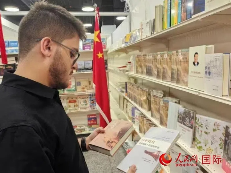 第二十三屆約旦安曼國際書展于10月10日至19日在約旦展覽中心舉行，約旦政府和民間各界人士在中國展臺(tái)翻閱圖書，熱烈交流互動(dòng)，感受中華文化之美。人民網(wǎng)記者 李瀟攝