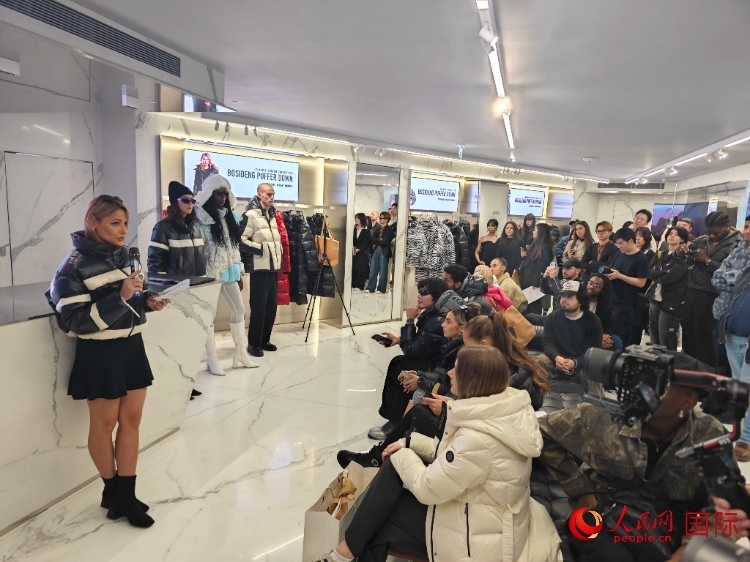 英國時尚博主分享自己的穿搭心得。人民網(wǎng)記者 邢雪攝