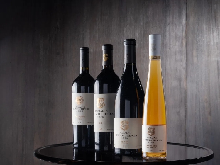 活動現場推介了懷來中法莊園珍藏馬瑟蘭干紅、小芒森甜白等優(yōu)質葡萄酒。主辦方供圖