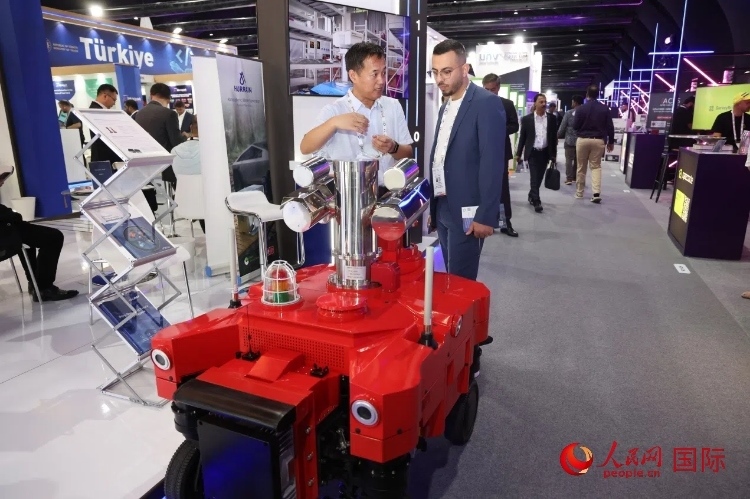 觀眾了解北京眸視科技有限公司研發(fā)的巡檢機器人。人民網記者 任皓宇攝