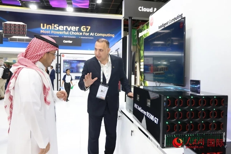 觀眾了解新華三集團展示的最新服務器產品。人民網記者 任皓宇攝