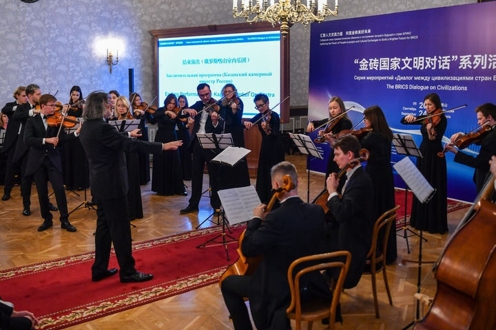 2024年9月24日，在俄羅斯喀山，俄羅斯喀山室內(nèi)樂(lè)團(tuán)演奏傳統(tǒng)曲目?！敖鸫u國(guó)家文明對(duì)話”系列活動(dòng)24日在俄羅斯喀山舉行，來(lái)自中國(guó)、俄羅斯、巴西、印度、南非、伊朗等金磚國(guó)家的相關(guān)機(jī)構(gòu)、各領(lǐng)域?qū)＜覍W(xué)者及青年代表等300多人參加。新華社記者 曹陽(yáng) 攝