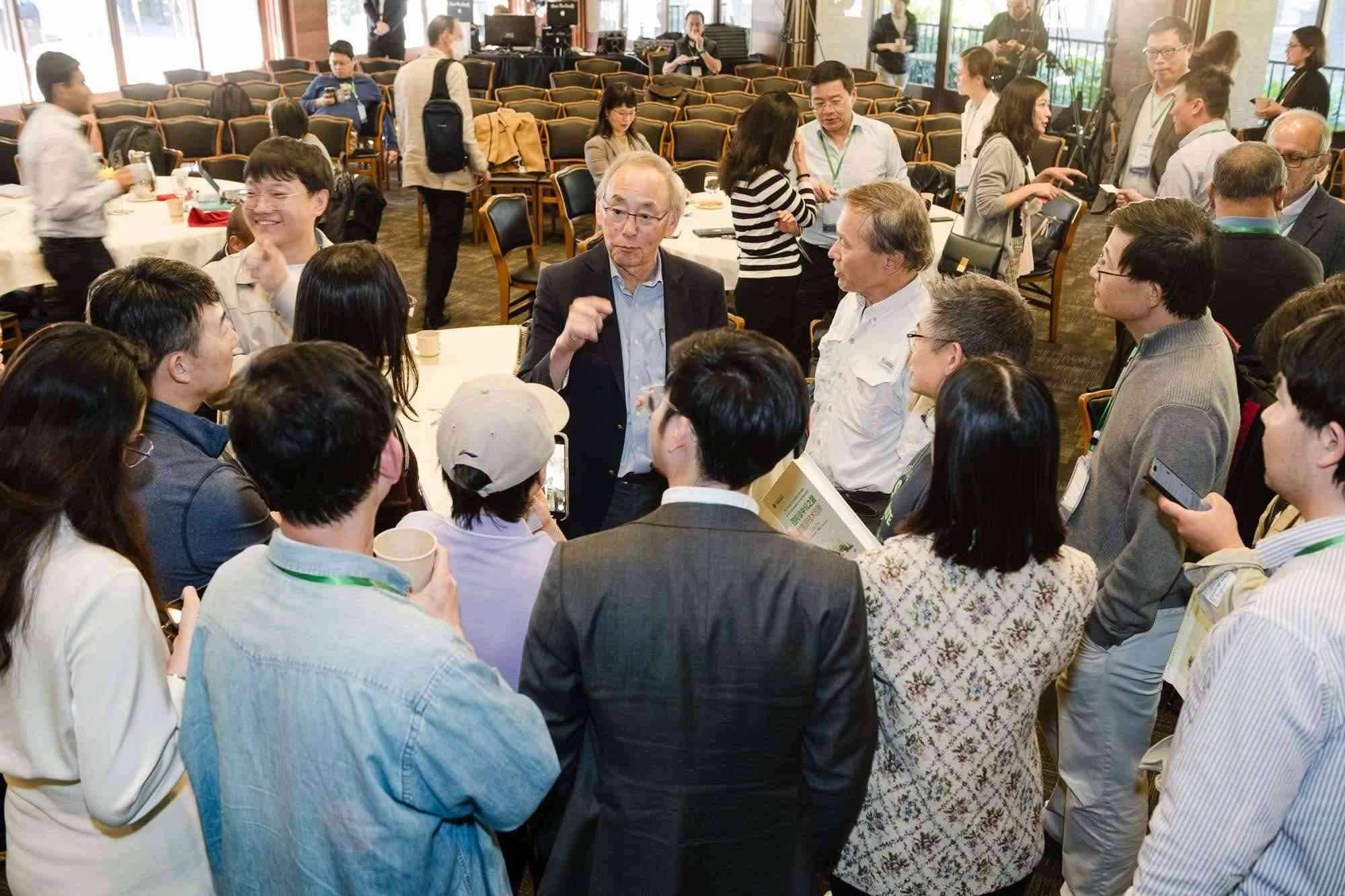 美國前能源部長、諾獎得主朱棣文教授在會場與參會者交流。馮超攝