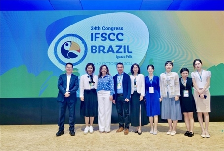 百雀羚集團(tuán)高層與研發(fā)團(tuán)隊(duì)。受訪方供圖