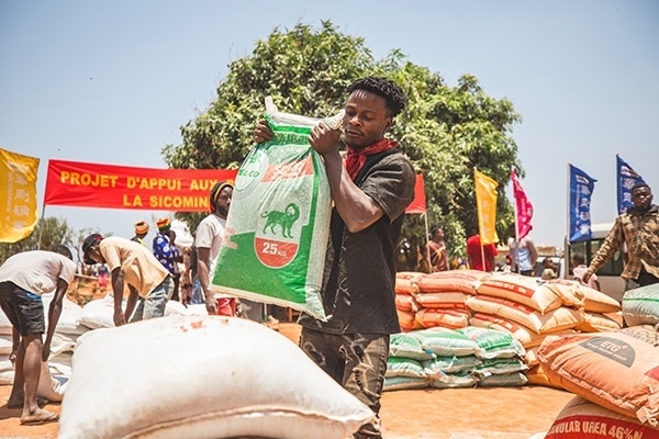 村民們興高采烈地把種子和化肥搬回家。中鐵資源供圖