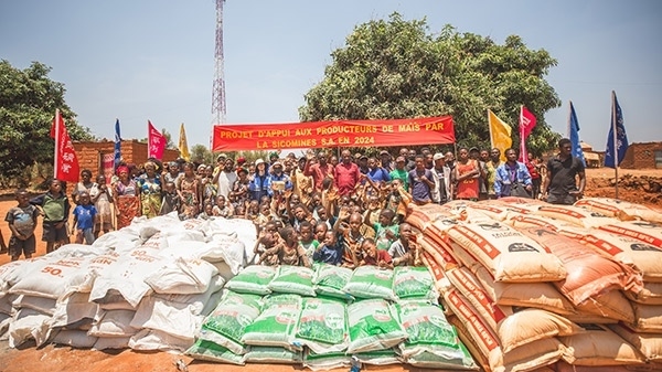 華剛礦業(yè)向當(dāng)?shù)鼐栀浄N子化肥儀式現(xiàn)場。中鐵資源供圖