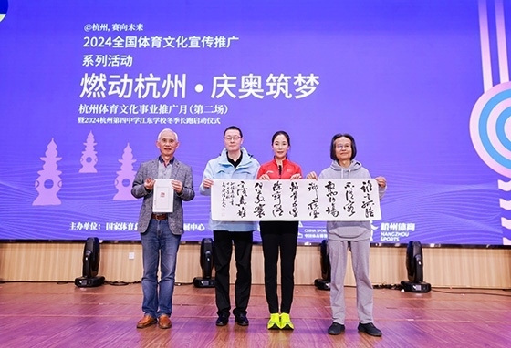 王麗萍與藝術家們共同創(chuàng)作主題作品。主辦方供圖