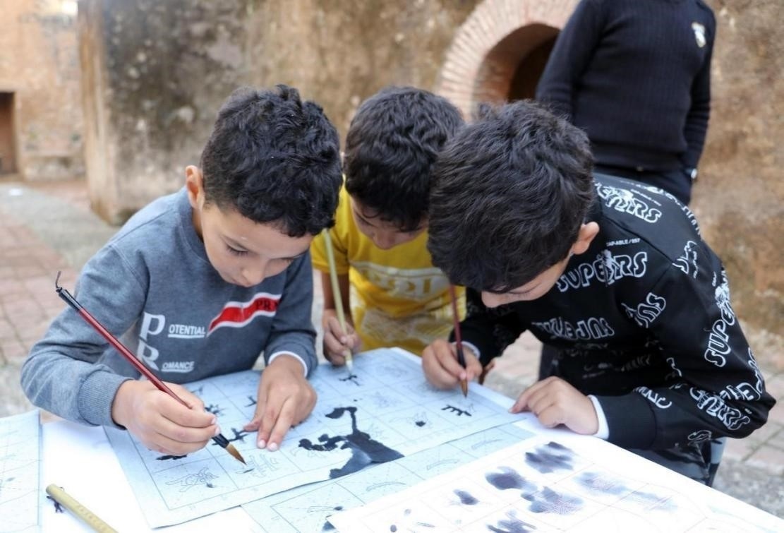 一起學(xué)書法。拉巴特中國文化中心供圖