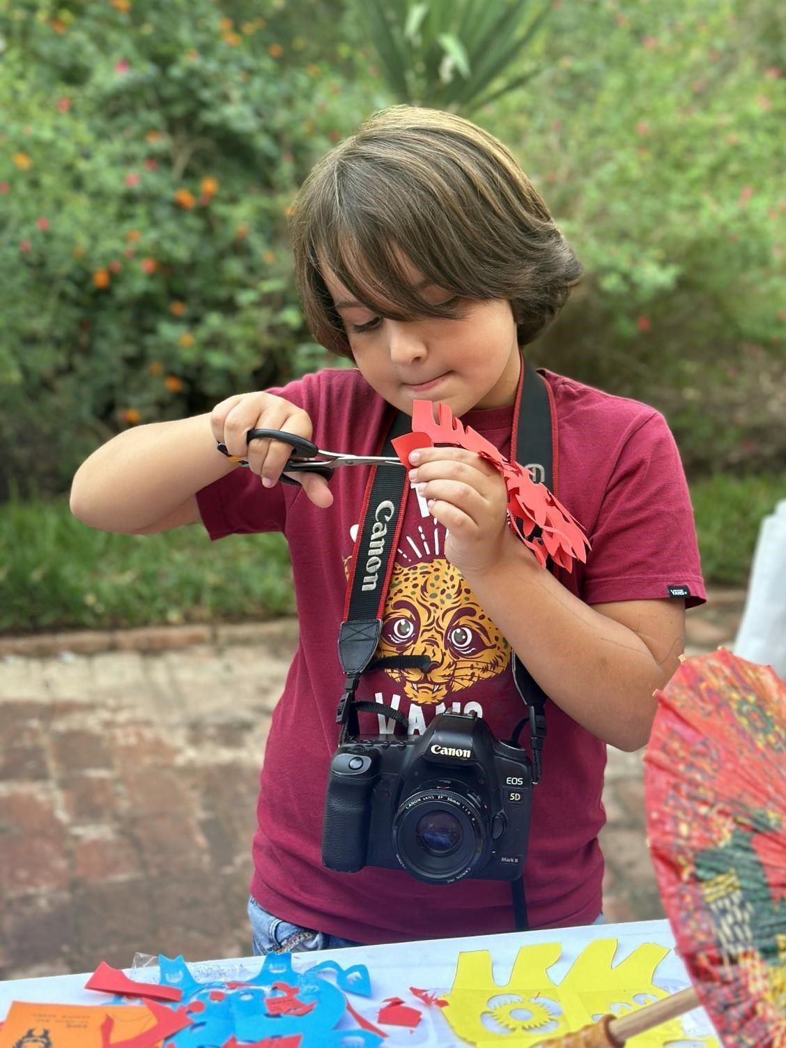 專心致志學(xué)剪紙。拉巴特中國文化中心供圖