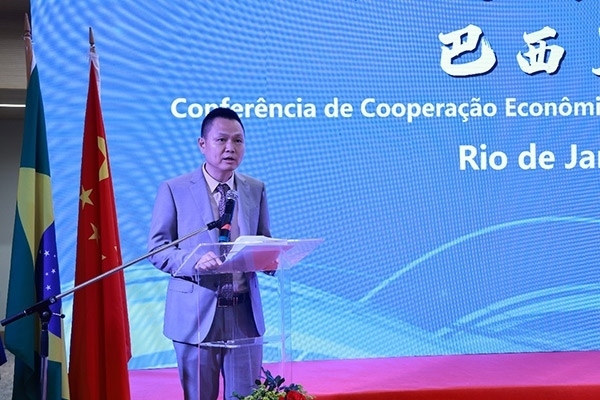 中國(guó)駐里約熱內(nèi)盧總領(lǐng)館副總領(lǐng)事王尉育在活動(dòng)現(xiàn)場(chǎng)致辭。人民網(wǎng)記者 陳海琪攝