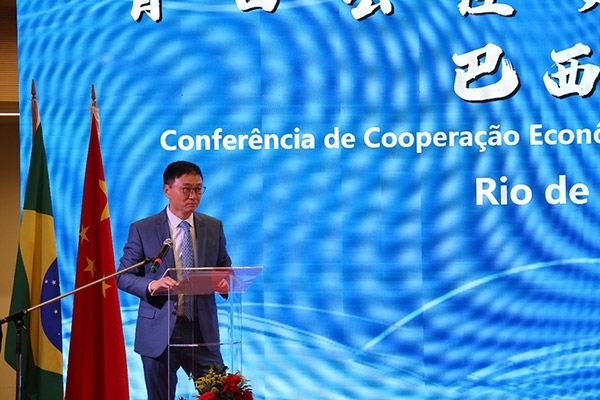 浙江省僑聯(lián)副主席兼巴西華人文化交流協(xié)會(huì)榮譽(yù)主席尹霄敏在活動(dòng)現(xiàn)場(chǎng)致辭。人民網(wǎng)記者 陳海琪攝