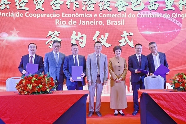 企業(yè)家在活動(dòng)現(xiàn)場(chǎng)參與項(xiàng)目簽約儀式。人民網(wǎng)記者 陳海琪攝