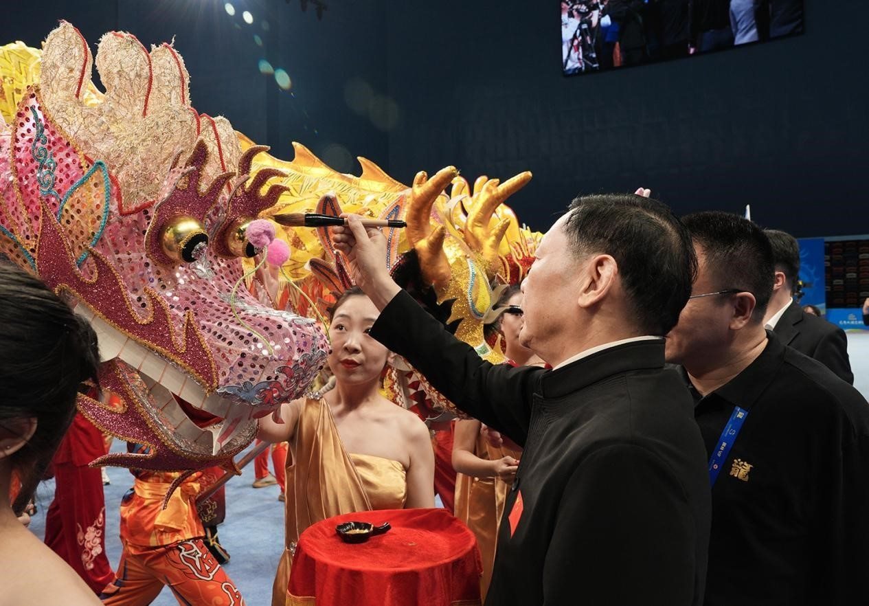 出席開賽儀式的領(lǐng)導及嘉賓共同為參賽龍獅隊點睛。（受訪者供圖）