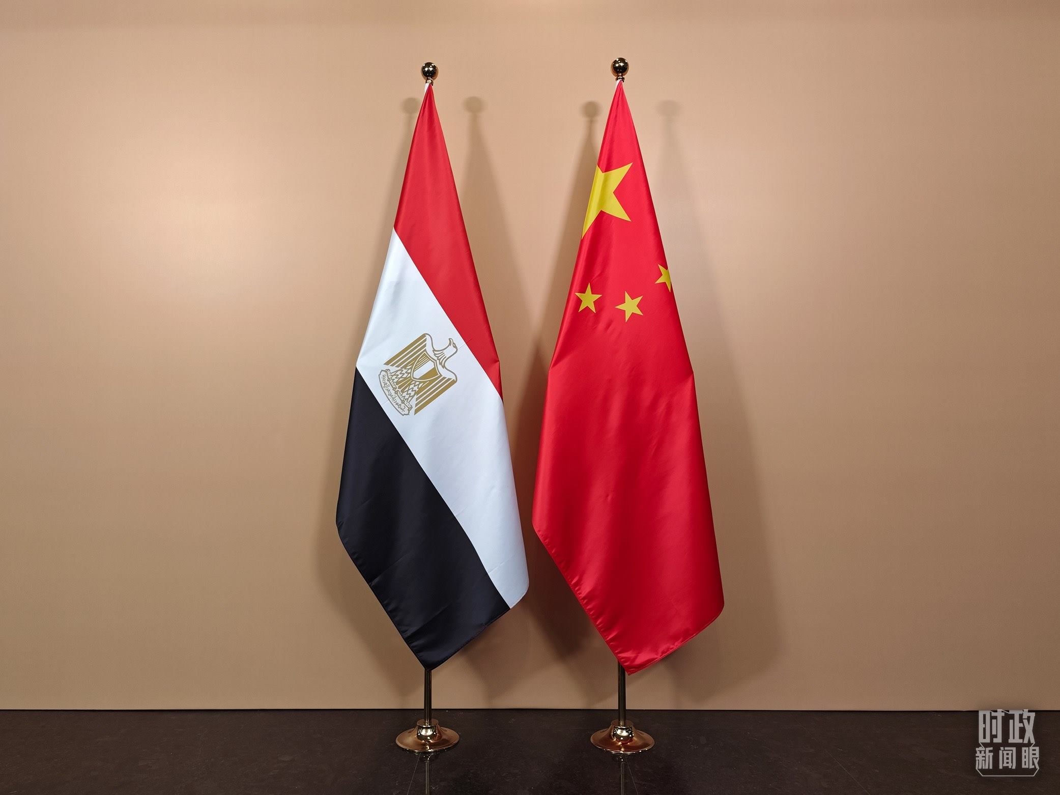 △ 會(huì)見廳外的中國埃及兩國國旗。（總臺(tái)央視記者彭漢明拍攝）