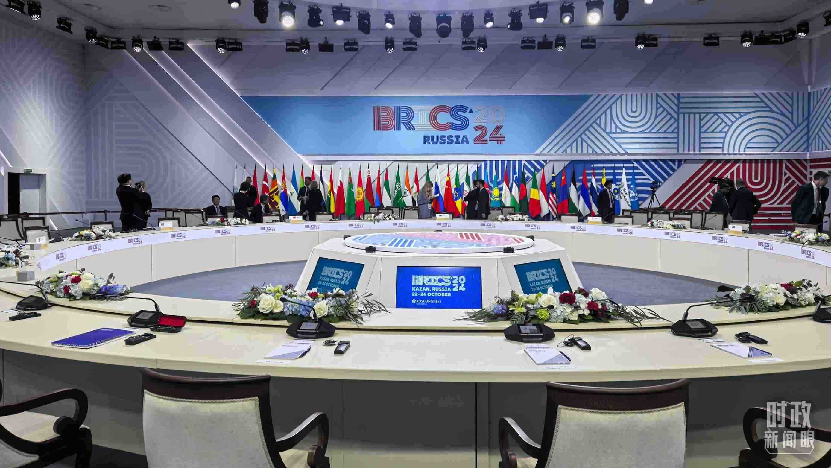 △ 金磚國家領(lǐng)導(dǎo)人大范圍會(huì)議開始前。（總臺(tái)央視記者程鋮拍攝）