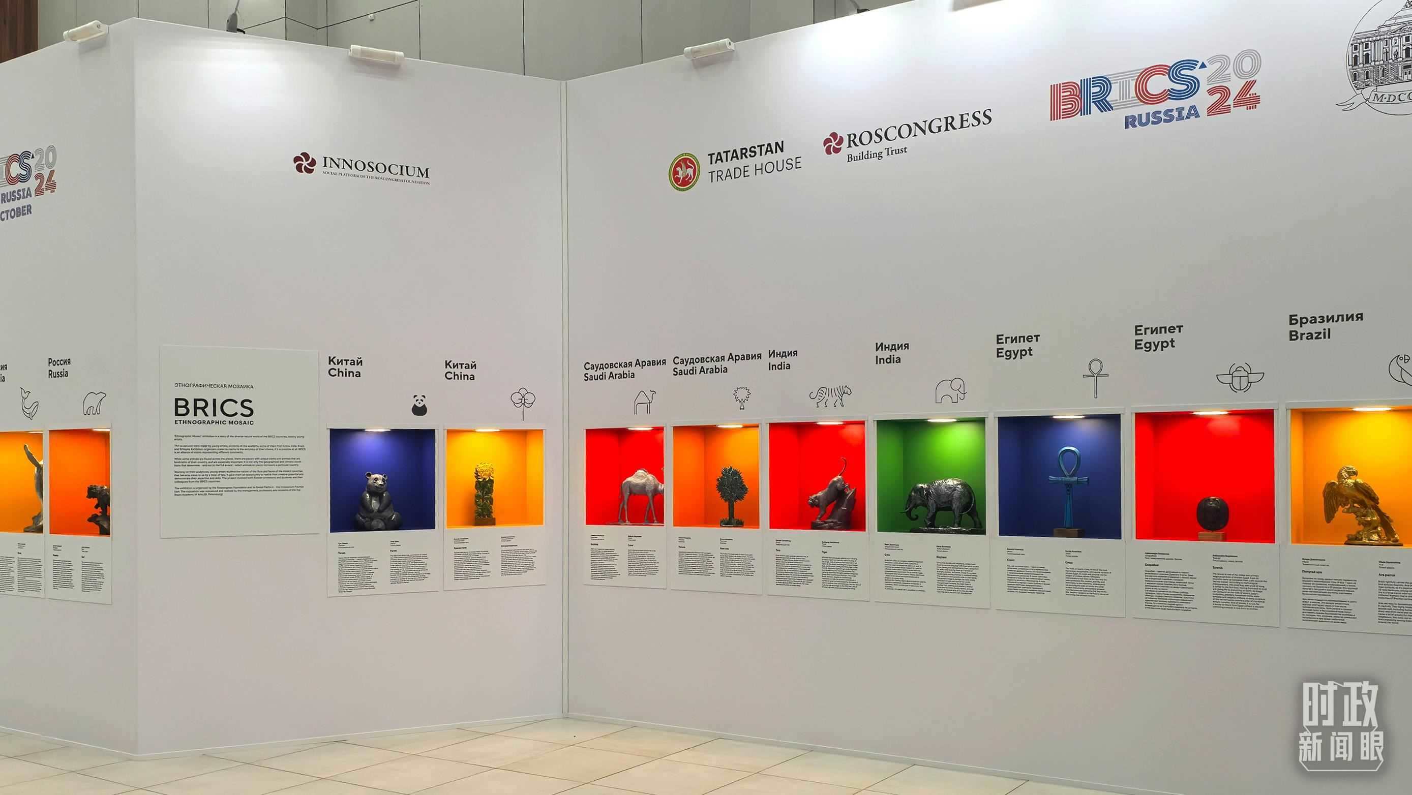 △ 喀山會(huì)展中心內(nèi)展示的金磚國家工藝品。（總臺(tái)央廣記者潘毅拍攝）