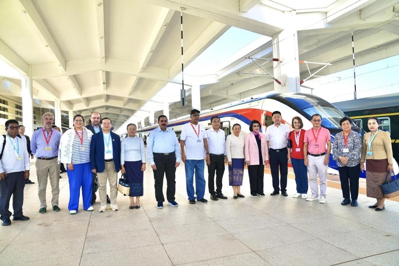 東盟議會聯(lián)盟大會代表團與中老鐵路“瀾滄號”動車合影留念。老中鐵路有限公司供圖