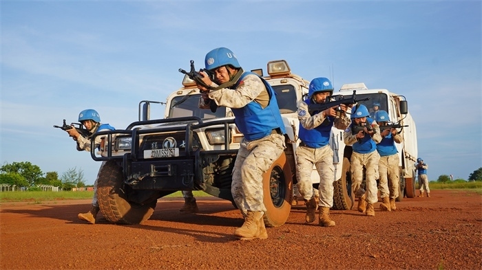 應(yīng)急分隊戰(zhàn)術(shù)行進。張洪奧攝