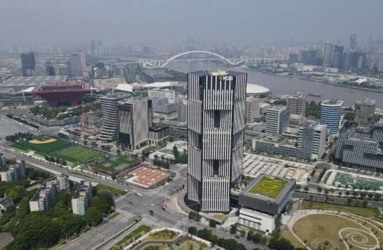 位于中國(guó)上海浦東新區(qū)世博園區(qū)的金磚國(guó)家新開(kāi)發(fā)銀行總部大樓（2022年6月17日攝，無(wú)人機(jī)照片）。新華社記者方喆攝