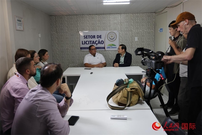 巴西東北部北里奧格蘭德州若昂卡馬拉市市長馬諾埃爾·貝爾納接受聯(lián)合采訪團采訪。 人民網(wǎng)記者 時元皓攝
