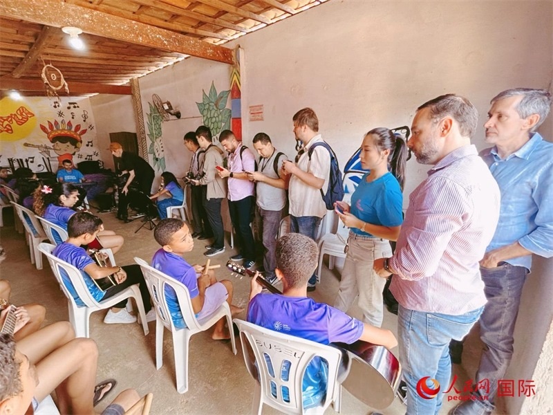  受益于中國企業(yè)的“青少年成長”項目，700多名當?shù)厍嗌倌甑囊魳泛妥闱驂粝氩迳狭顺岚?。圖為聯(lián)合采訪團正在采訪參加音樂培訓(xùn)的孩子們。 人民網(wǎng)記者 陳一鳴攝