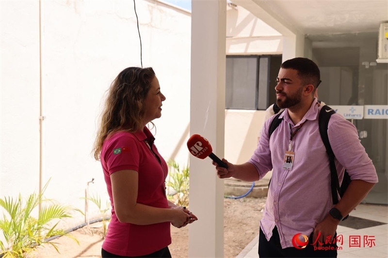 國網(wǎng)巴電文化中心負責(zé)人達尼埃拉·帕戈托接受參加聯(lián)合采訪團的巴西記者采訪。 人民網(wǎng)記者 時元皓攝