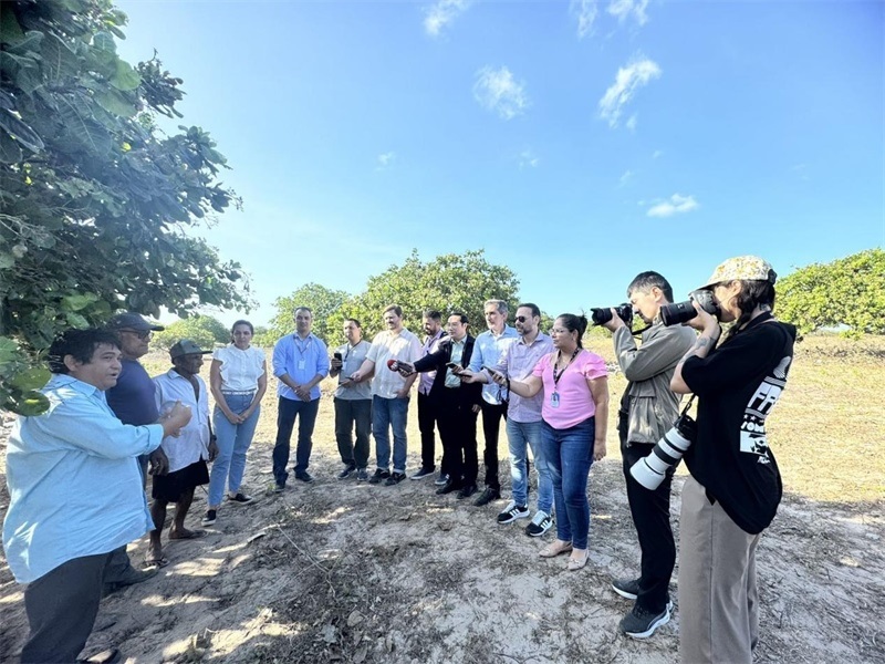 聯(lián)合采訪團正在采訪中國企業(yè)在若昂卡馬拉市的扶貧開放項目 。孫佳攝