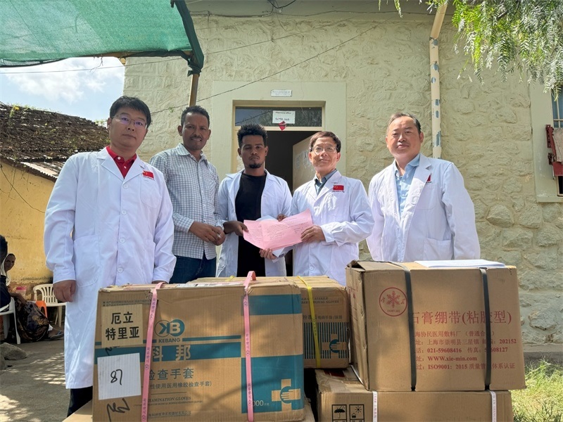 中國醫(yī)療隊向科倫醫(yī)院捐贈藥品和醫(yī)療物資。中國第17批援厄立特里亞醫(yī)療隊供圖