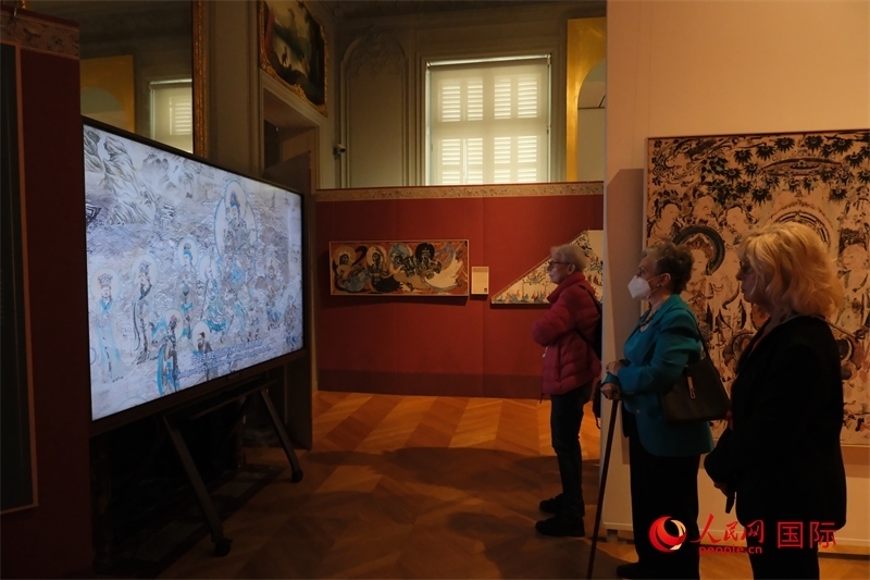 觀眾在展臺觀看錄像講解。人民網(wǎng)記者 尚凱元攝