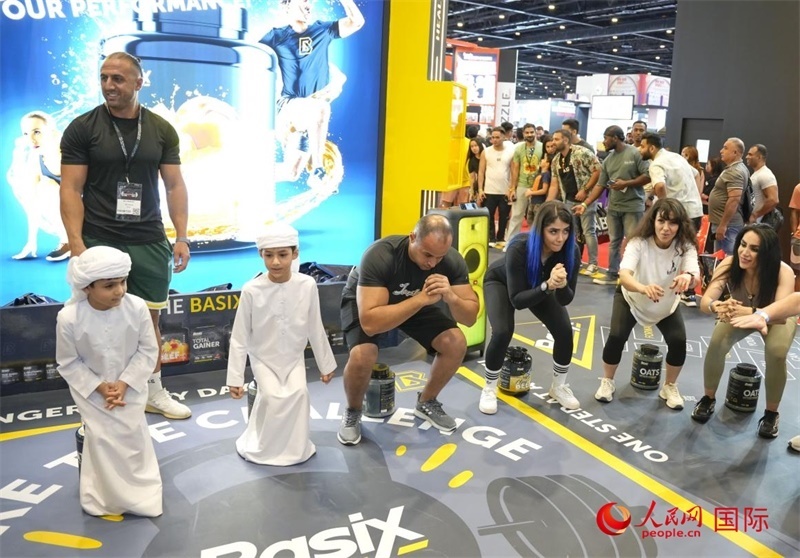 觀眾參加“蹲馬步”比賽。人民網(wǎng)中東中心分社塔里克·易卜拉欣攝