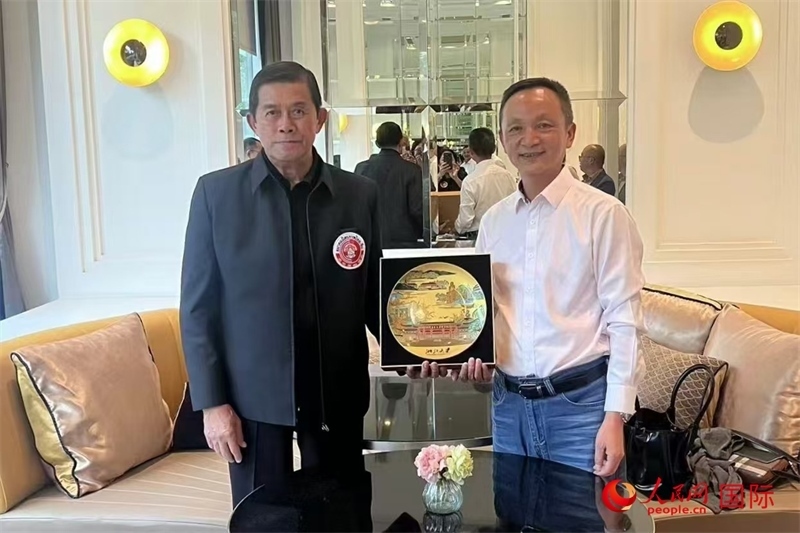泰中友好協(xié)會會長、泰國前副總理功·塔帕朗西（左一）會見浙大團(tuán)組一行。人民網(wǎng)記者 簡承淵攝