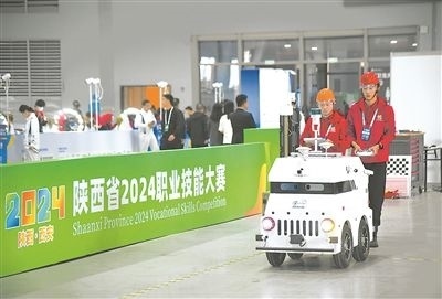 參賽選手在陜西省2024職業(yè)技能大賽新能源汽車智能化技術(shù)賽項(xiàng)比賽中。新華社記者 張博文攝
