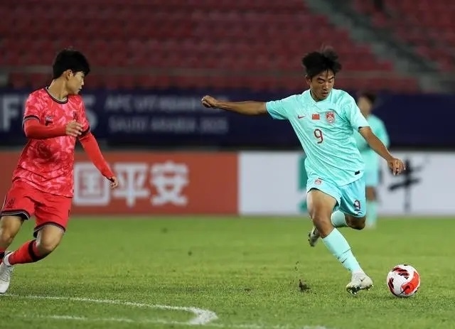 國少隊球員魏祥鑫（右）比賽中傳球。新華社記者 李鋼攝