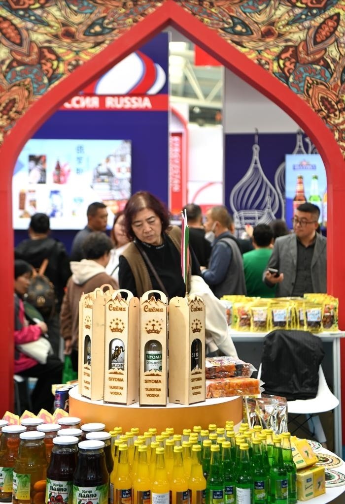 10月25日，觀眾在楊凌農(nóng)高會(huì)上合組織國(guó)家農(nóng)業(yè)展區(qū)了解農(nóng)產(chǎn)品。新華社記者 鄒競(jìng)一 攝