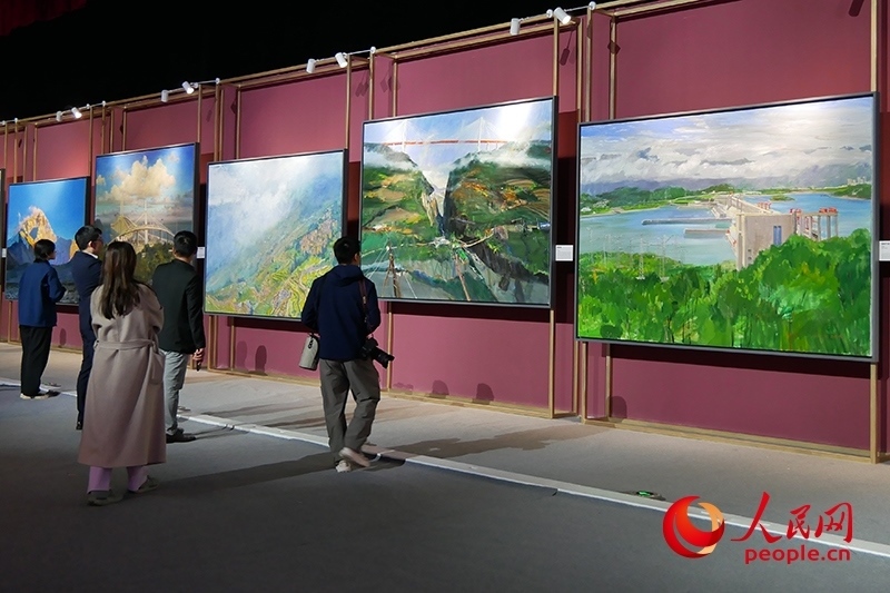 觀眾正在欣賞畫(huà)作。人民網(wǎng)記者 韋衍行攝