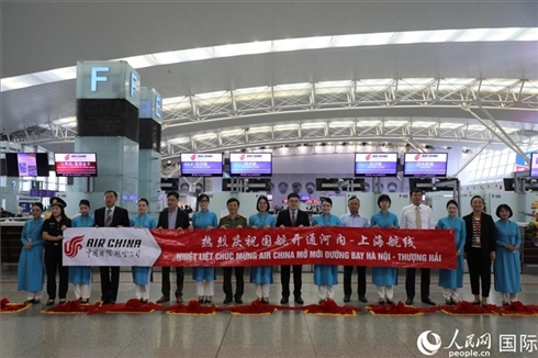 中國(guó)駐越南大使館經(jīng)商處參贊李振民等兩國(guó)嘉賓為儀式剪彩。 人民網(wǎng)記者 楊曄攝