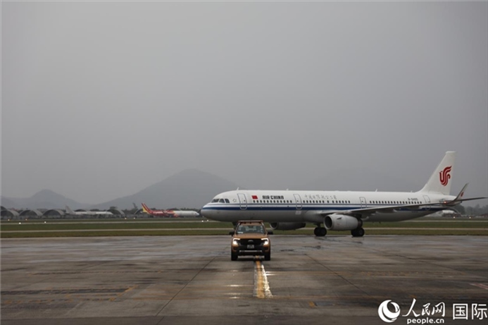 國(guó)航上?！觾?nèi)首班飛機(jī)抵達(dá)河內(nèi)內(nèi)排機(jī)場(chǎng)。人民網(wǎng)記者 楊曄攝