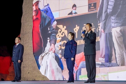 張曉波（右一）在“何以中國(guó)·五星出東方”網(wǎng)絡(luò)主題宣傳活動(dòng)現(xiàn)場(chǎng)演講。人民視頻供圖