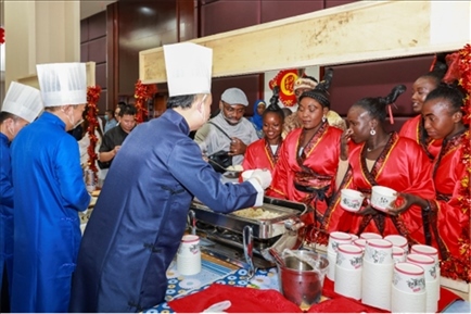 恩賈梅納大學(xué)孔子學(xué)院的學(xué)生們對中國餃子情有獨(dú)鐘。主辦方供圖