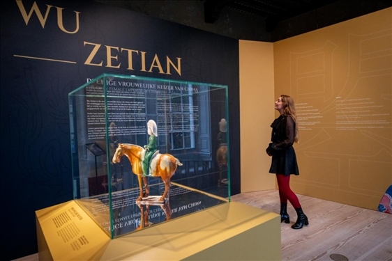 圖為觀眾在參觀“一代女皇武則天展”。（中華人民共和國(guó)駐荷蘭王國(guó)大使館供圖）