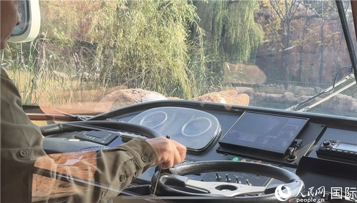 鄭州銀基動(dòng)物王國(guó)水陸兩棲觀光車駕駛室。人民網(wǎng) 謝瑩攝