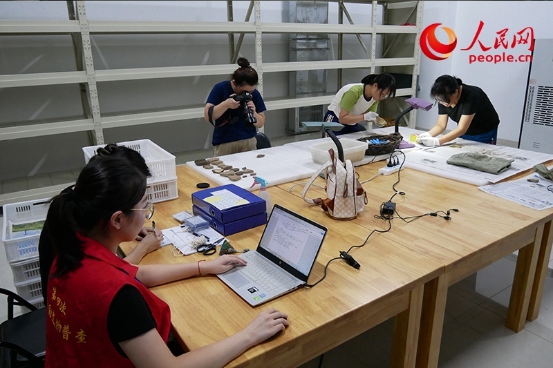 普查隊(duì)員們正在庫房內(nèi)工作。人民網(wǎng)記者 韋衍行攝