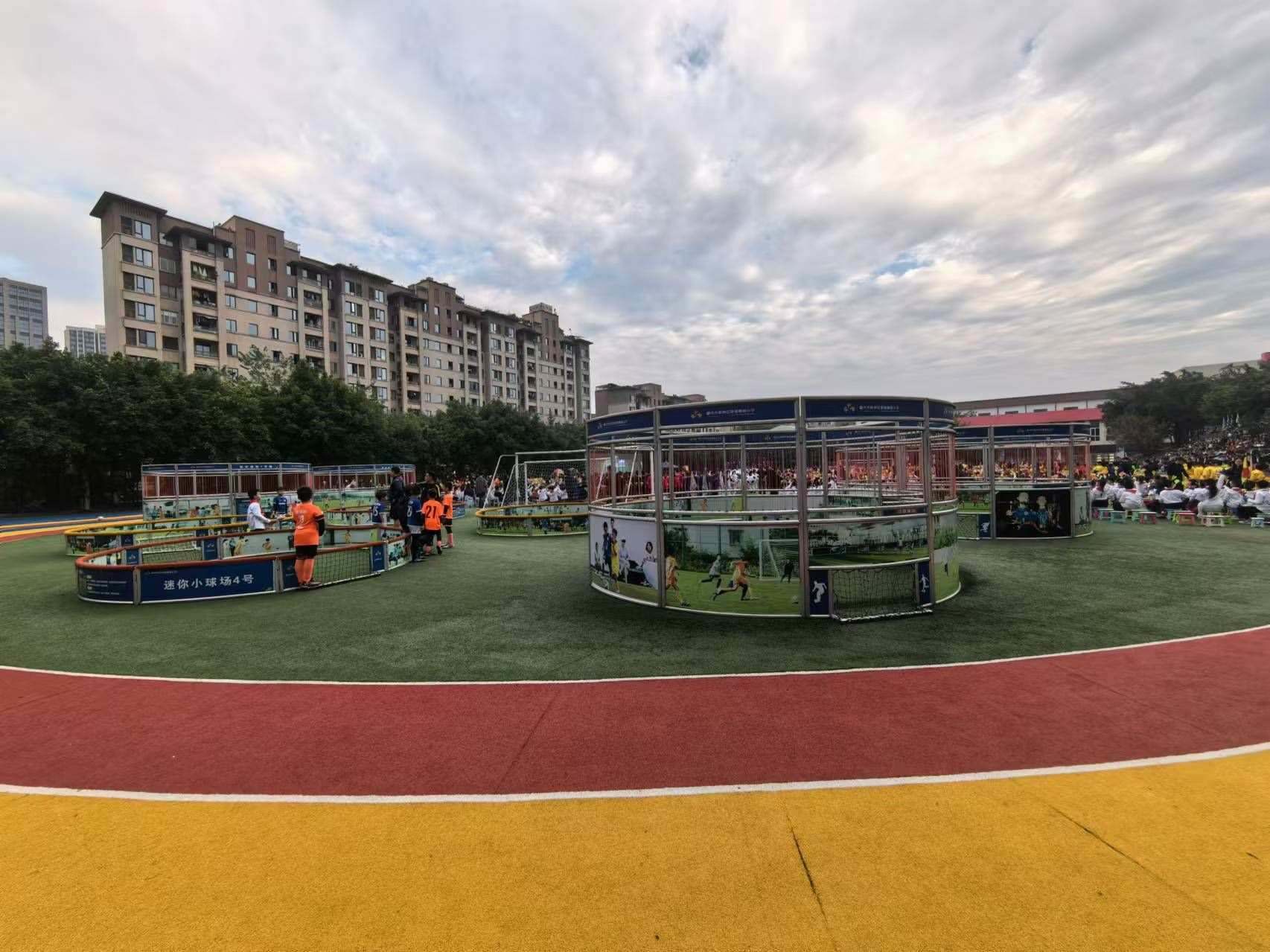 珊瑚魯能小學里的迷你足球場。 人民網記者 楊磊攝