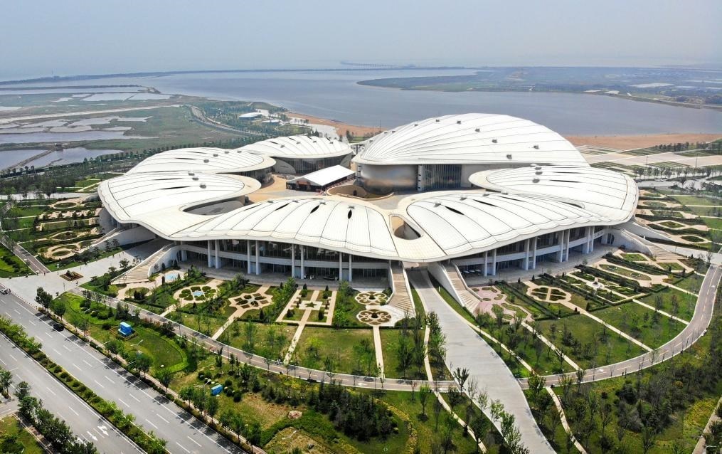 位于中國—上海合作組織地方經(jīng)貿(mào)合作示范區(qū)的青島·上合之珠國際博覽中心（2024年7月18日攝，無人機(jī)照片）。新華社記者李紫恒 攝