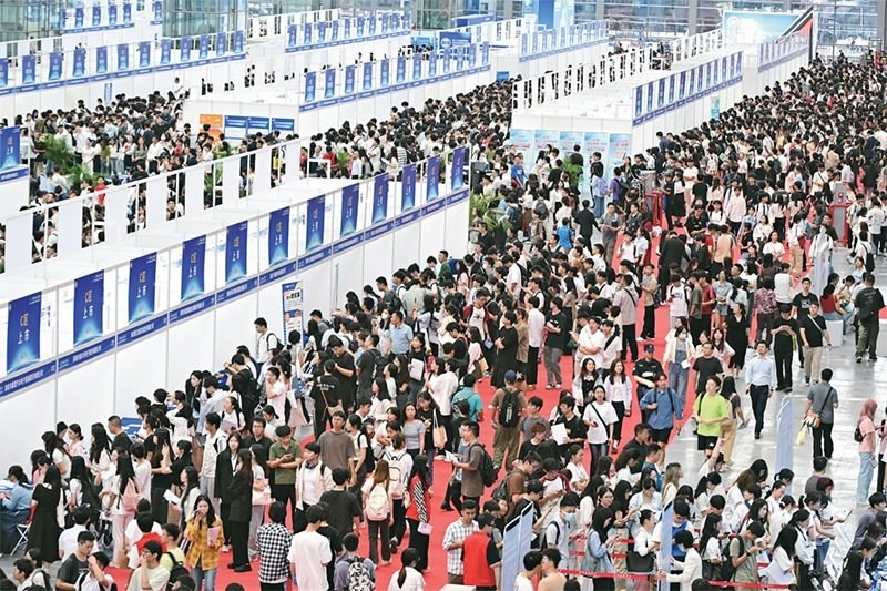 2024年10月12日，第28屆全國高校畢業(yè)生秋季就業(yè)雙選會在深圳會展中心舉辦。圖為雙選會現(xiàn)場。 中新社記者 陳文/攝