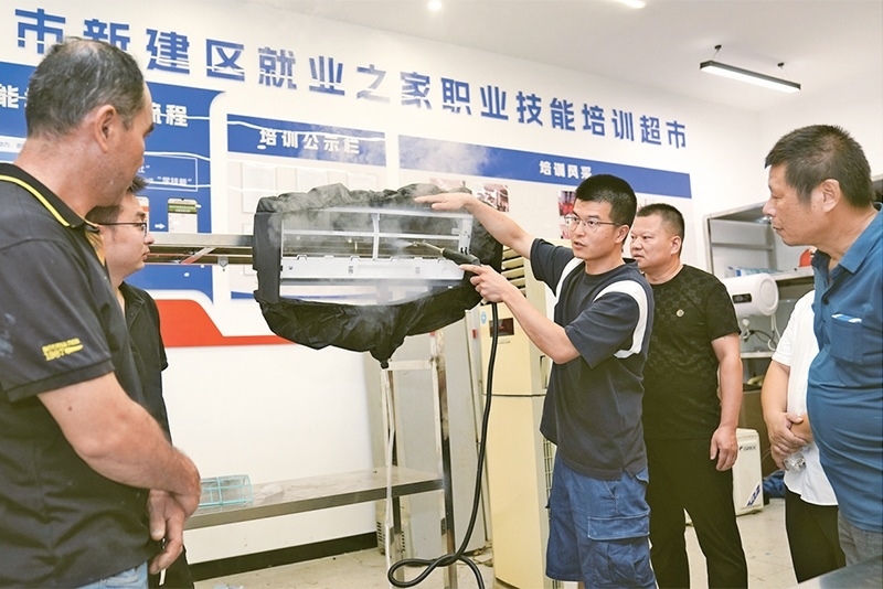 黨的二十屆三中全會強調(diào)，要健全終身職業(yè)技能培訓(xùn)制度。圖為2024年9月12日一位老師在給學員進行家電清洗技術(shù)培訓(xùn)。 新華社記者 萬象/攝