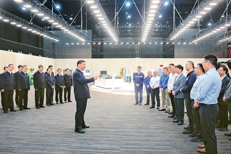 2024年10月17日至18日，中共中央總書記、國(guó)家主席、中央軍委主席習(xí)近平在安徽考察。這是17日下午，習(xí)近平在合肥濱湖科學(xué)城考察時(shí)，同現(xiàn)場(chǎng)科研人員和企業(yè)負(fù)責(zé)人親切交流。 新華社記者 鞠鵬/攝