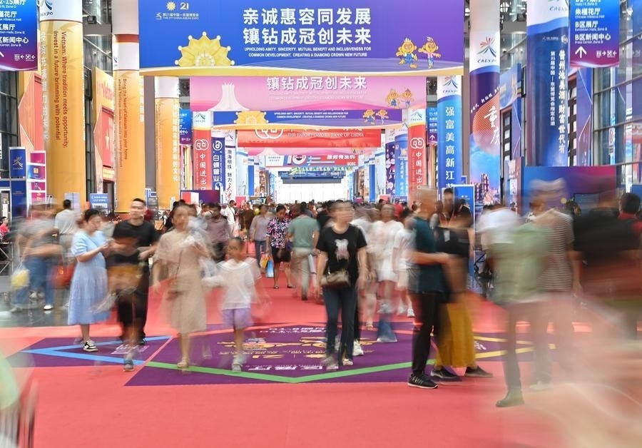 2024年9月28日，觀眾在廣西南寧市舉行的第21屆中國—東盟博覽會上參觀。新華社記者 周華 攝