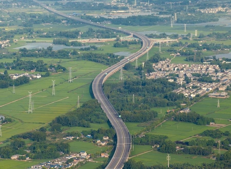 俯瞰四川天府新區(qū)至邛崍高速公路一角（2024年7月2日攝，無人機(jī)照片）。新華社記者 江宏景 攝