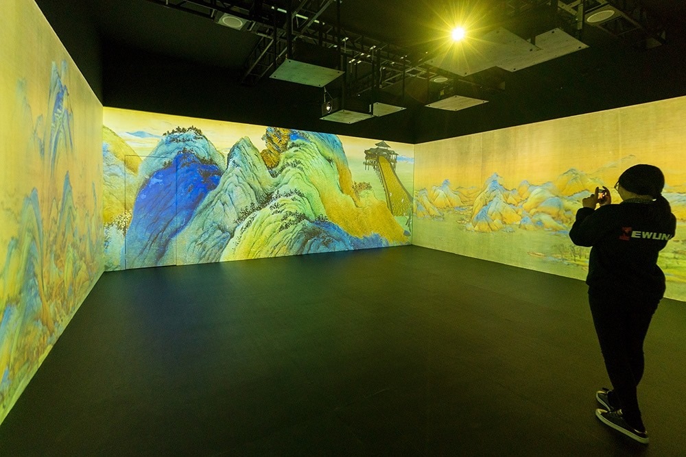2019年1月29日，上海，市民在“千里江山圖科技藝術(shù)展”上參觀北宋名畫《千里江山圖》的AR全景展示并打卡拍照。